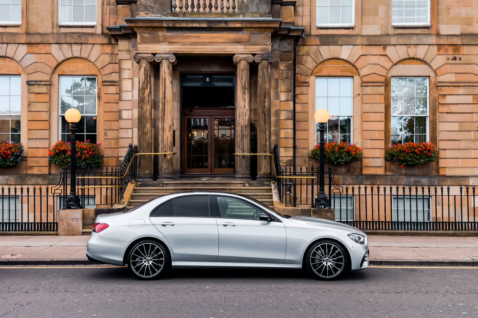 Edinburgh Hotel Pickup – Ready for St Andrews Transfer Mercedes-Benz E-Class parked for hotel transfer in Edinburgh, poised for the journey to St Andrews.